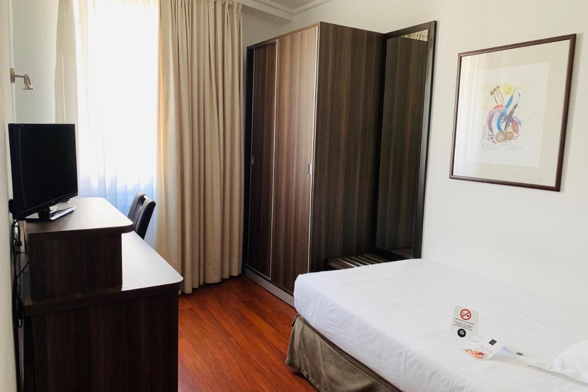 Hotel Yoldi Пампона Екстериор снимка