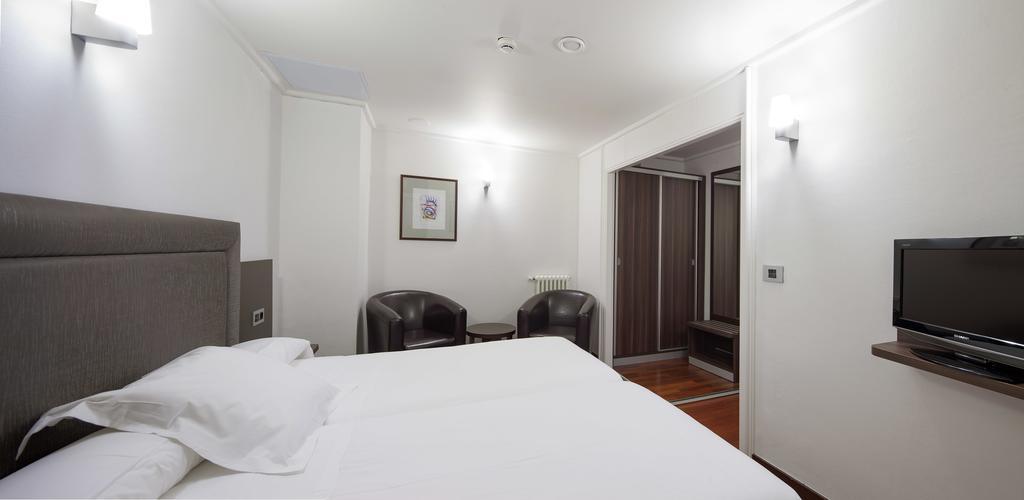 Hotel Yoldi Пампона Екстериор снимка